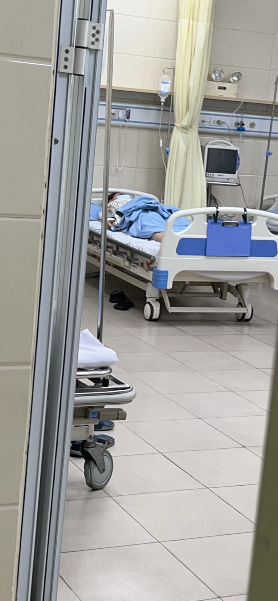 Lê Giang đột ngột nhập viện tại Hà Nội: Ngủ dậy thấy đau, người yếu, may mắn được đàn em đưa cấp cứu kịp thời - Ảnh 3